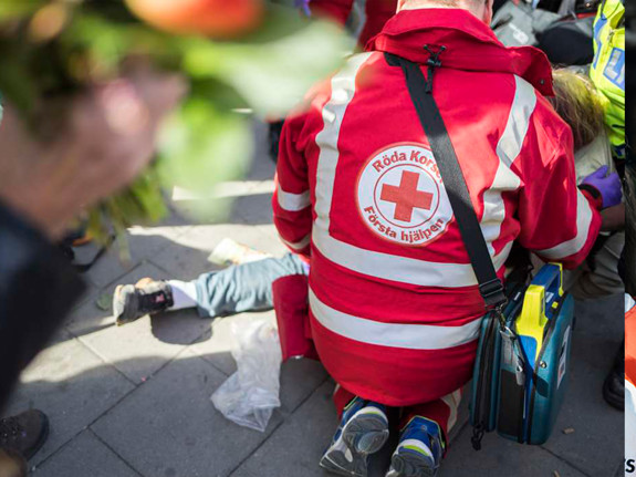 Frivilliga krisstödjare i Röda Korset-jacka