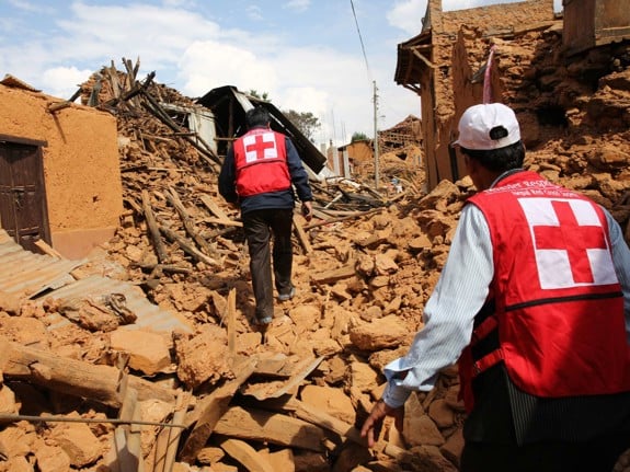 Volontärer går igenom ruiner efter jordbävning i Nepal